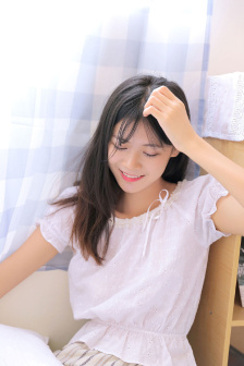 闺蜜伸进衣服揉我